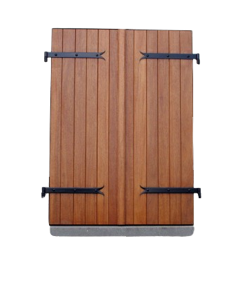 Volets en bois à charnières noires, reposant sur un socle gris.