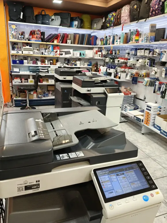 Una tienda de artículos de papelería cuenta con estanterías repletas