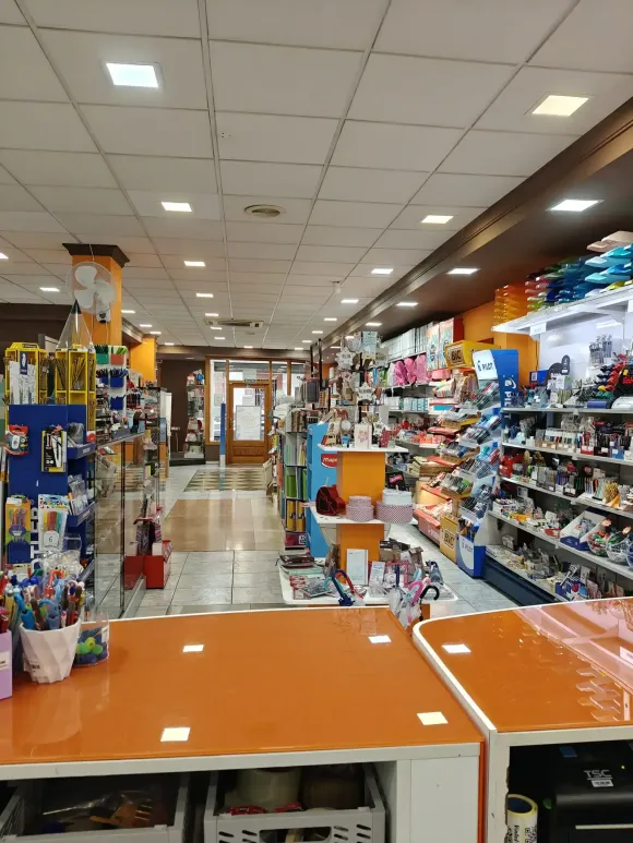 Vista a la altura de los ojos de una juguetería muy iluminada con estantes 