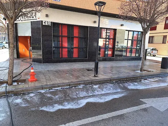 Se está limpiando un edificio al costado de la carretera.