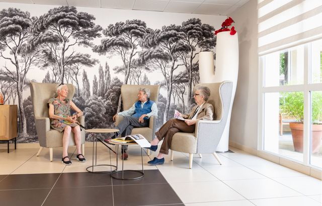 trois personnes âgées en train de discuter