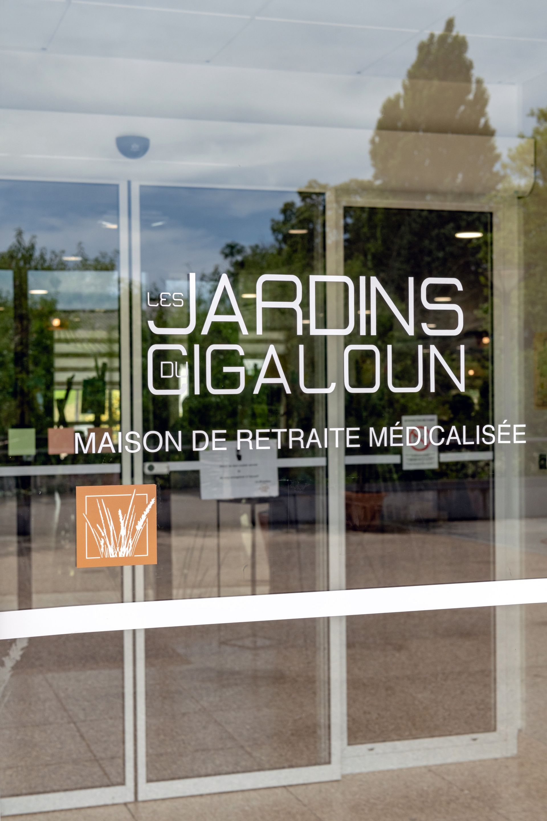 Portes vitrées avec enseigne