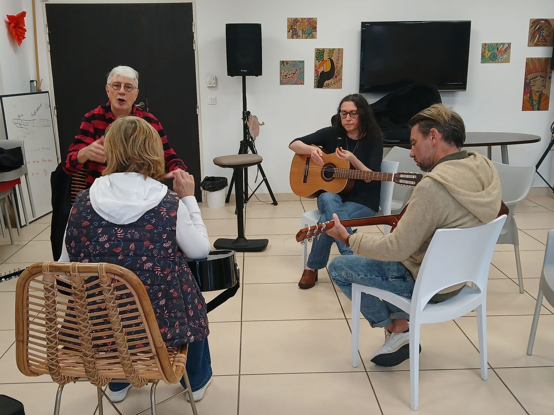 Un musicien de rue joue de la guitare, divertissant une foule d'enfants et d'adultes en plein air.