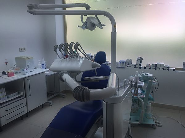 Un sillón dental azul en un consultorio dental.