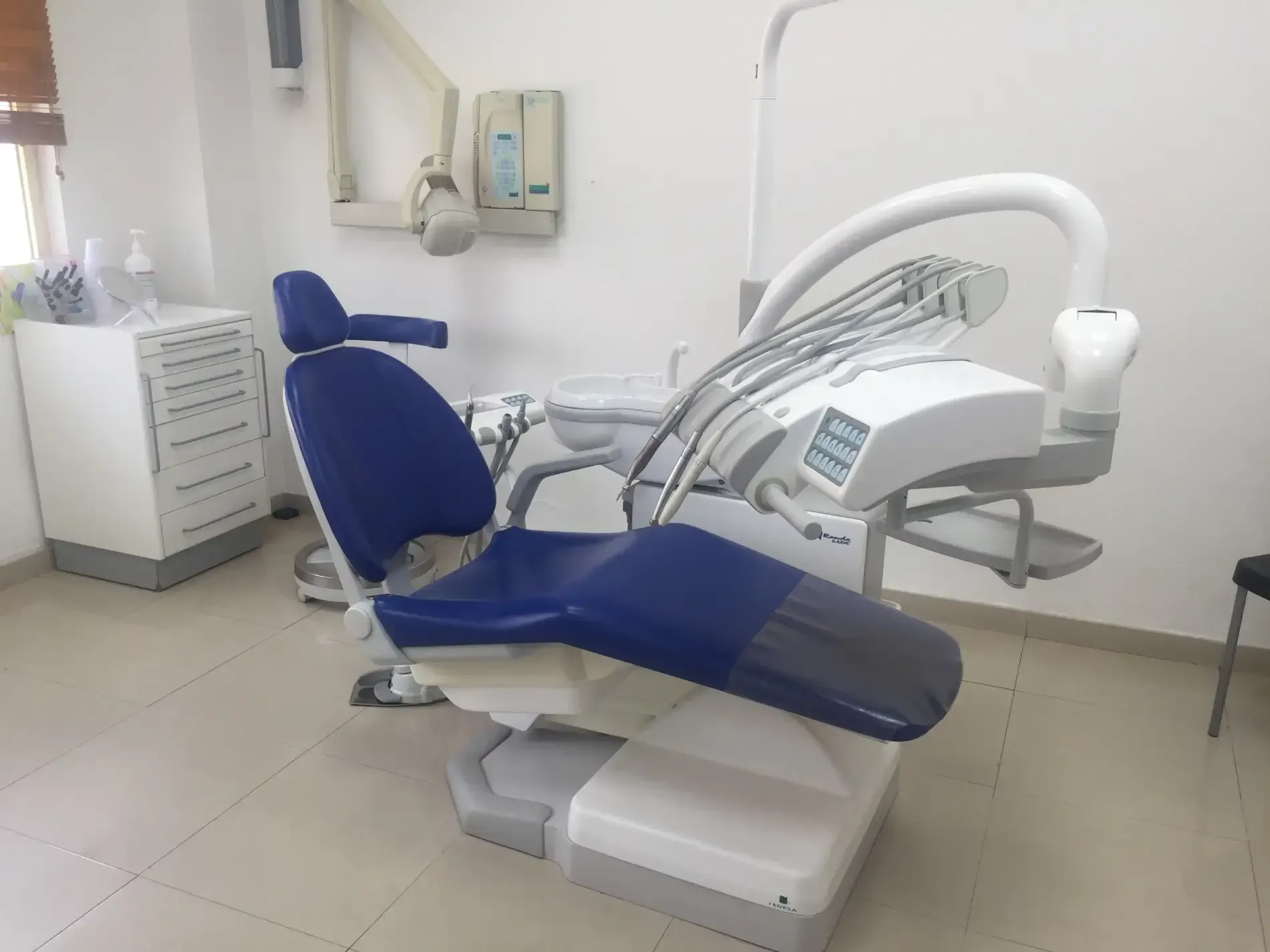 Un sillón dental azul y blanco en un consultorio dental.