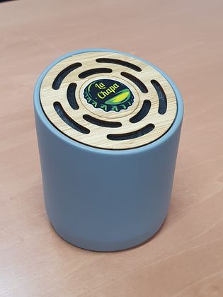 Un recipiente azul con una etiqueta que dice te changa.