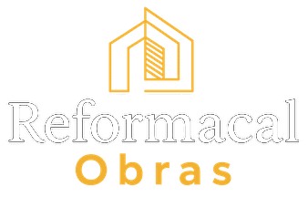 Logotipo de Reformacal Obras con un icono de una casa naranja y texto gris sobre fondo blanco.