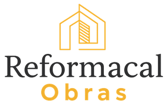 Logotipo de Reformacal Obras con un icono de una casa amarilla y texto en negro y amarillo sobre un fondo blanco.
