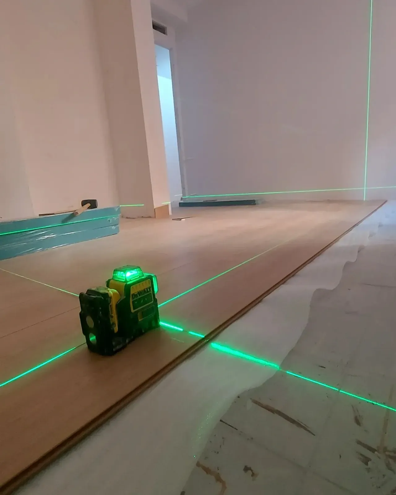 Un pequeño robot de juguete verde sobre una rampa de cartón en una 