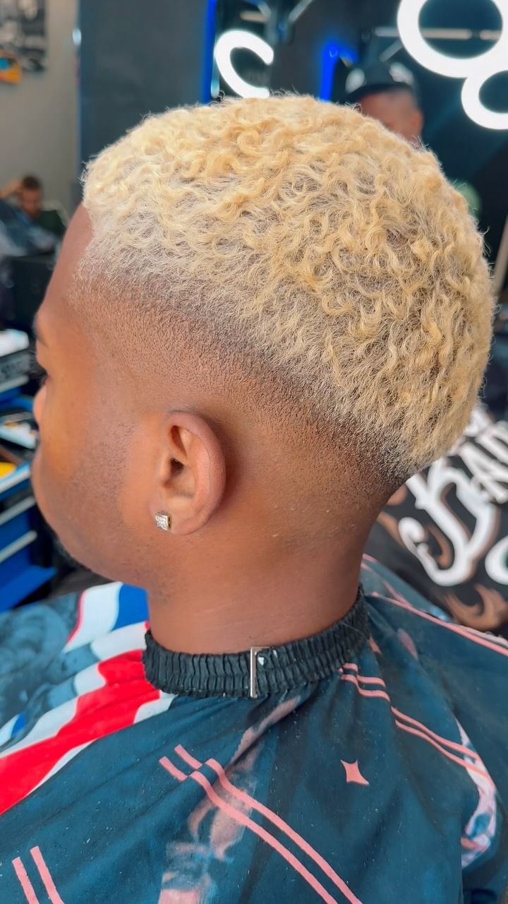 Hombre con un corte de pelo rubio y texturizado en una barbería.