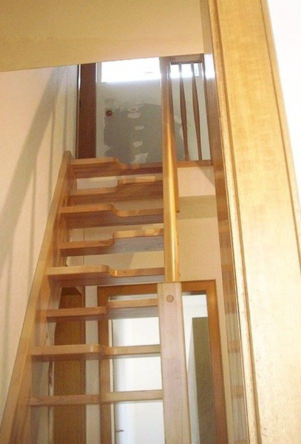 steile Holztreppe