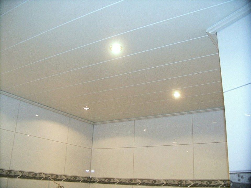 Halogenstrahler in weiße Holzdecke eingebaut