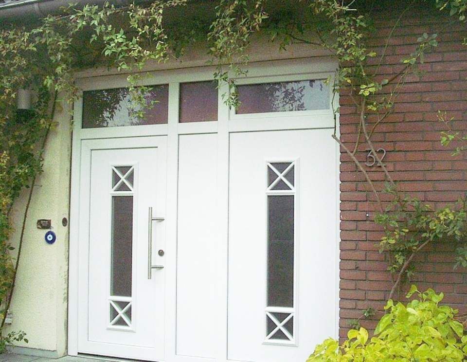 große Eingangstür weiß