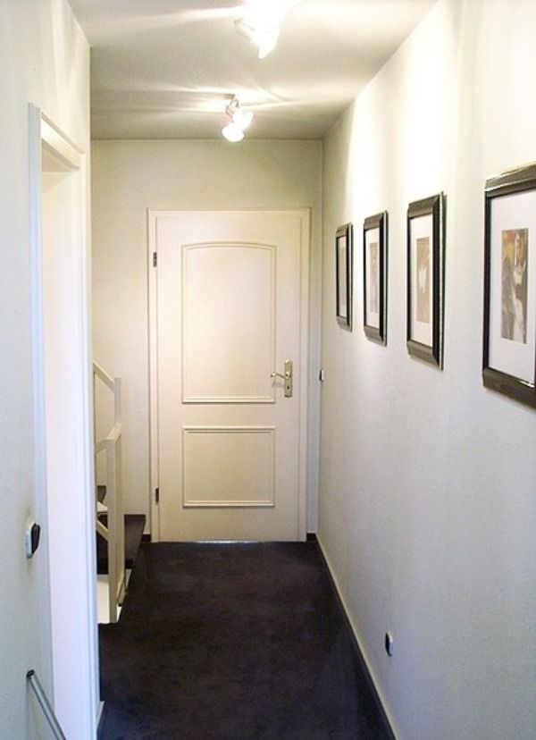 Blick in den Flur auf neue Holztür