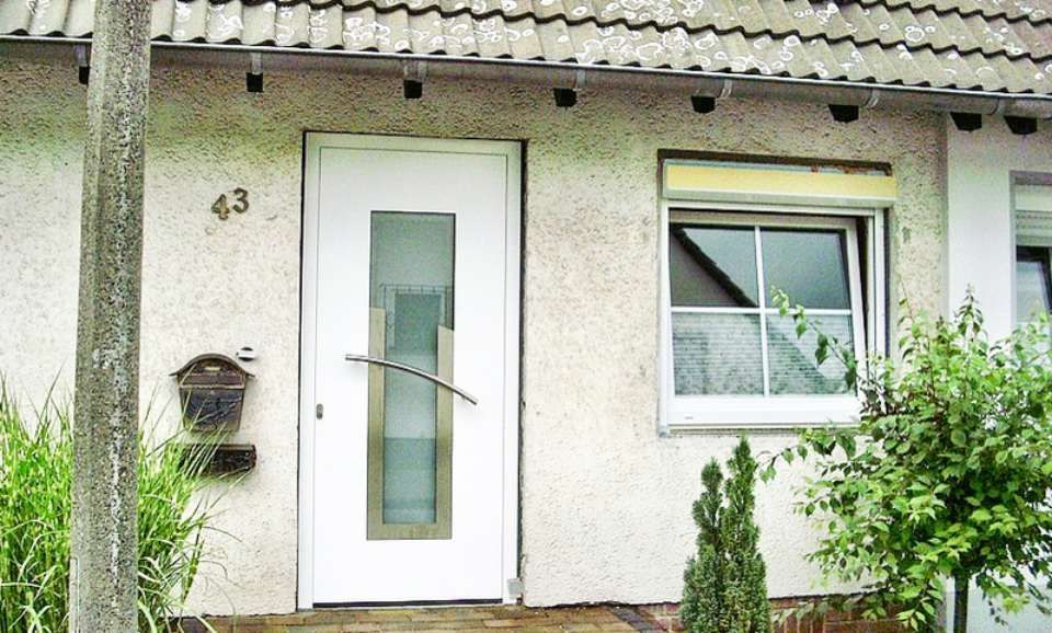 Hauseingangstür in weiß mit Fenstereinsatz