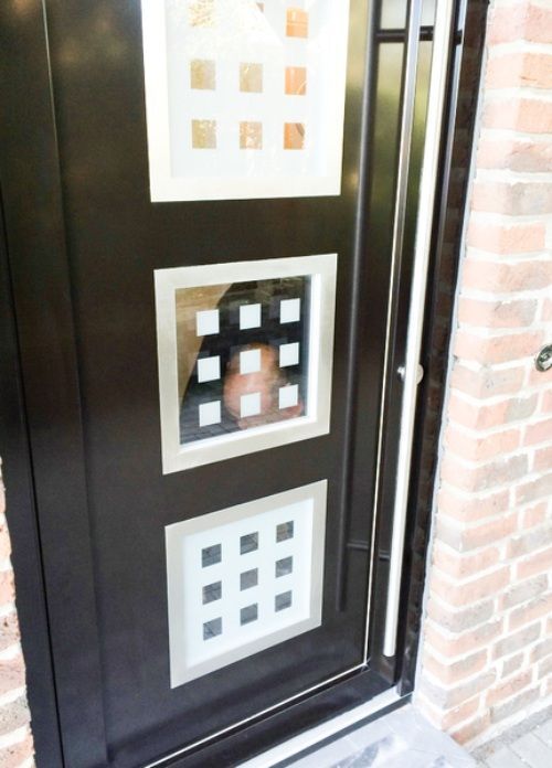 Haustür in schwarz mit quadratischem Fenstereinsatz
