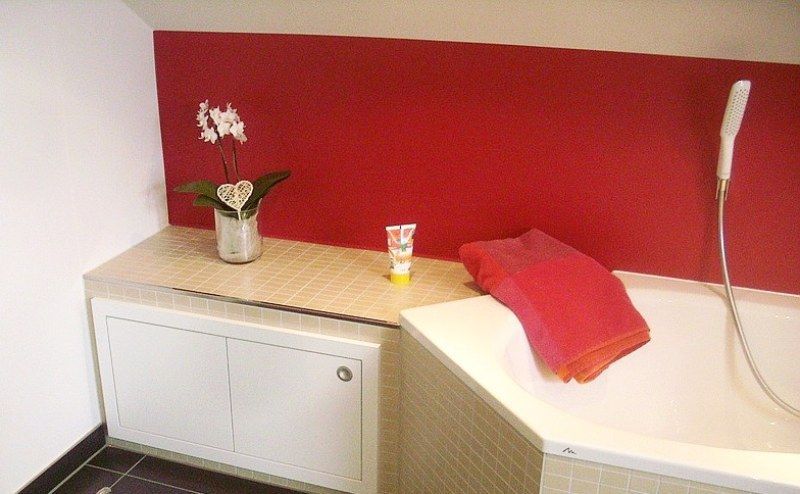 kleine Kommode passend zur Badewanne umfließt