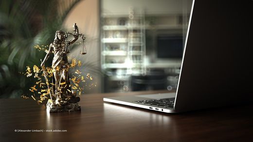 Anwaltskanzlei Kay Schnarrer, Figur Justitia neben Laptop