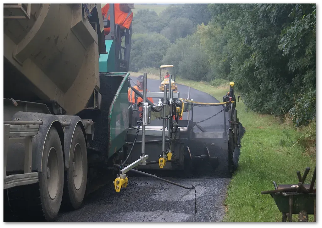 Pose d'enrobé sur le virage d'une route