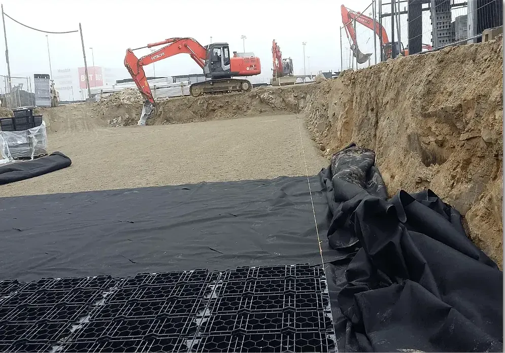 Pose de membrane d'un bassin de rétention d'eau