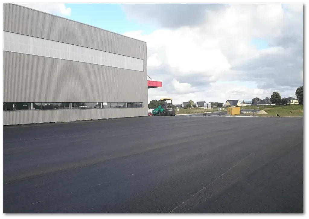 Enrobé posé autour d'un site industriel