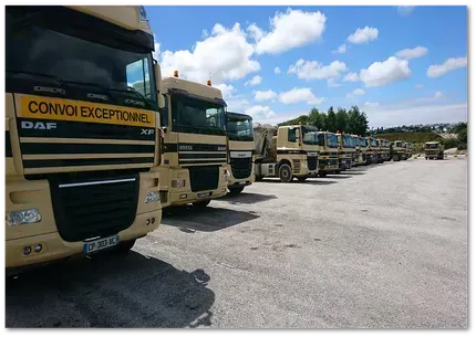 Parc de camions à louer, dont un avec la mention 
