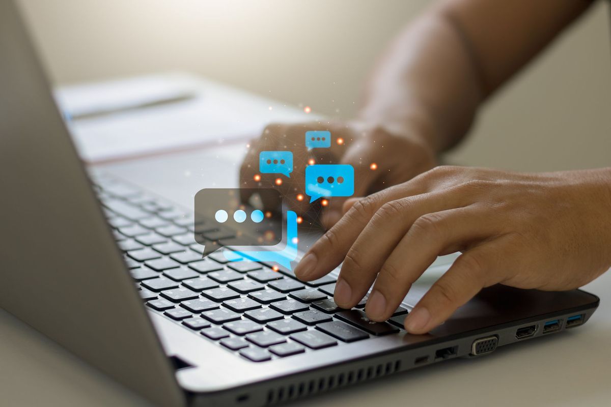 Mainstapant sur le clavier d'un PC