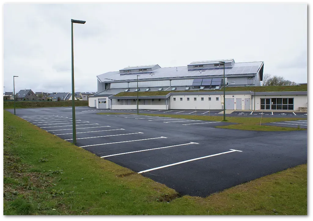 Parking d'une entreprise en enrobé