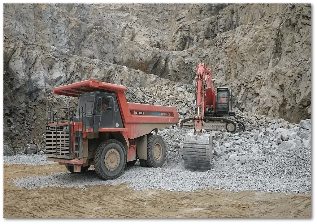 Excavatrice dans la carrière Guena