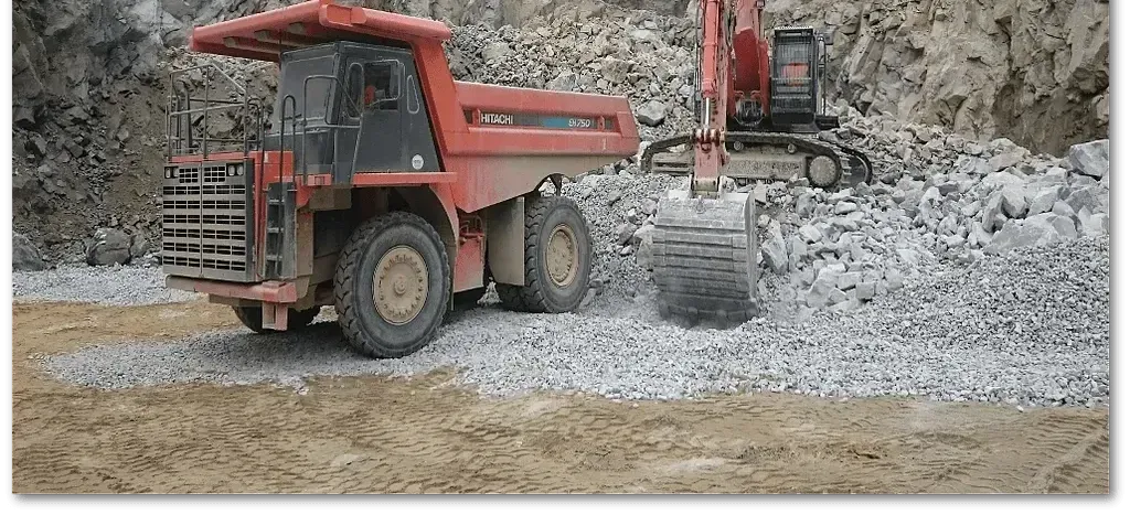 Extraction de gravats dans la carrière Guena