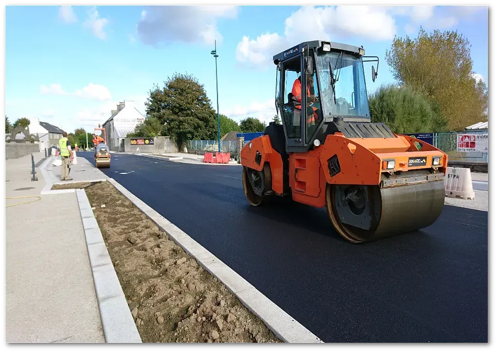Bitumeuse étalant de l'enrobé