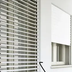 Un primer plano de una ventana con persianas.