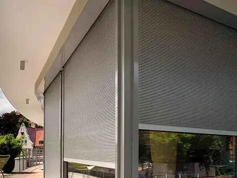Un primer plano de una ventana con una persiana enrollable.