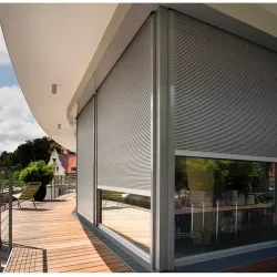 Un edificio con una gran ventana y una terraza de madera.
