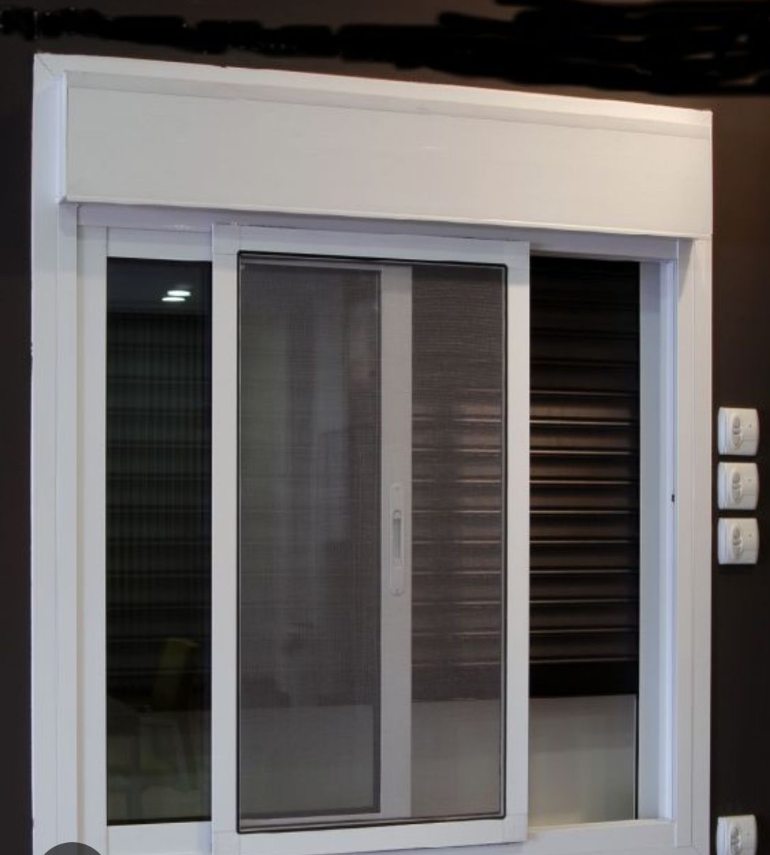 Una puerta corrediza de vidrio blanca con contraventanas.