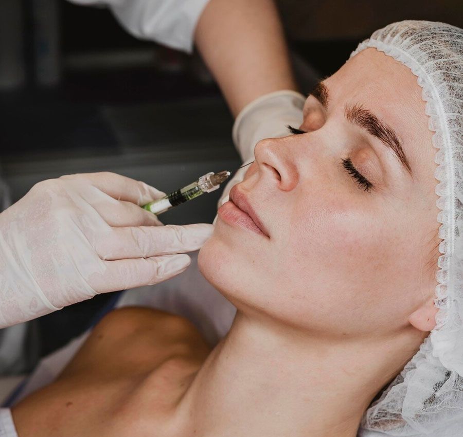 Un hombre sin camisa se cubre la boca con la mano.