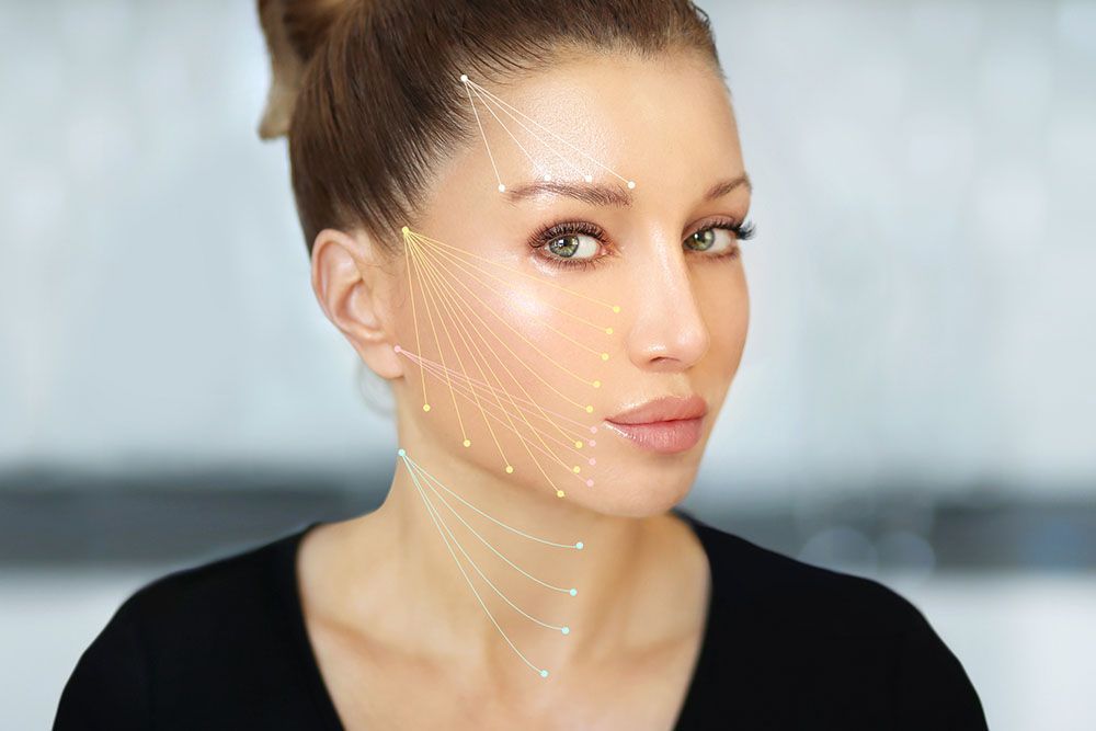 Eine Nahaufnahme des Gesichts einer Frau mit darauf gezeichneten Linien.