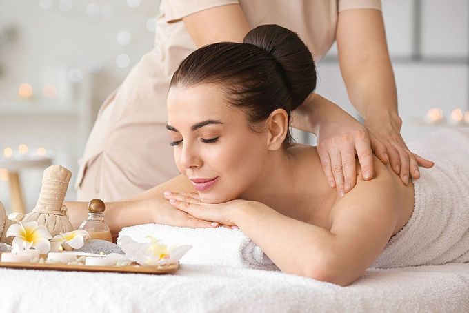 Eine Frau bekommt in einem Spa eine Massage.
