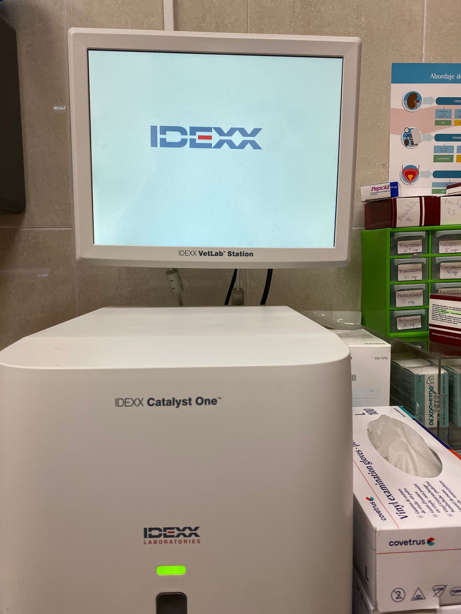 Un monitor de computadora con la palabra idexx en él