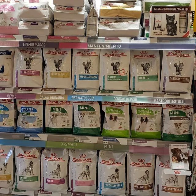 Un estante lleno de bolsas de comida para perros Royal Canin