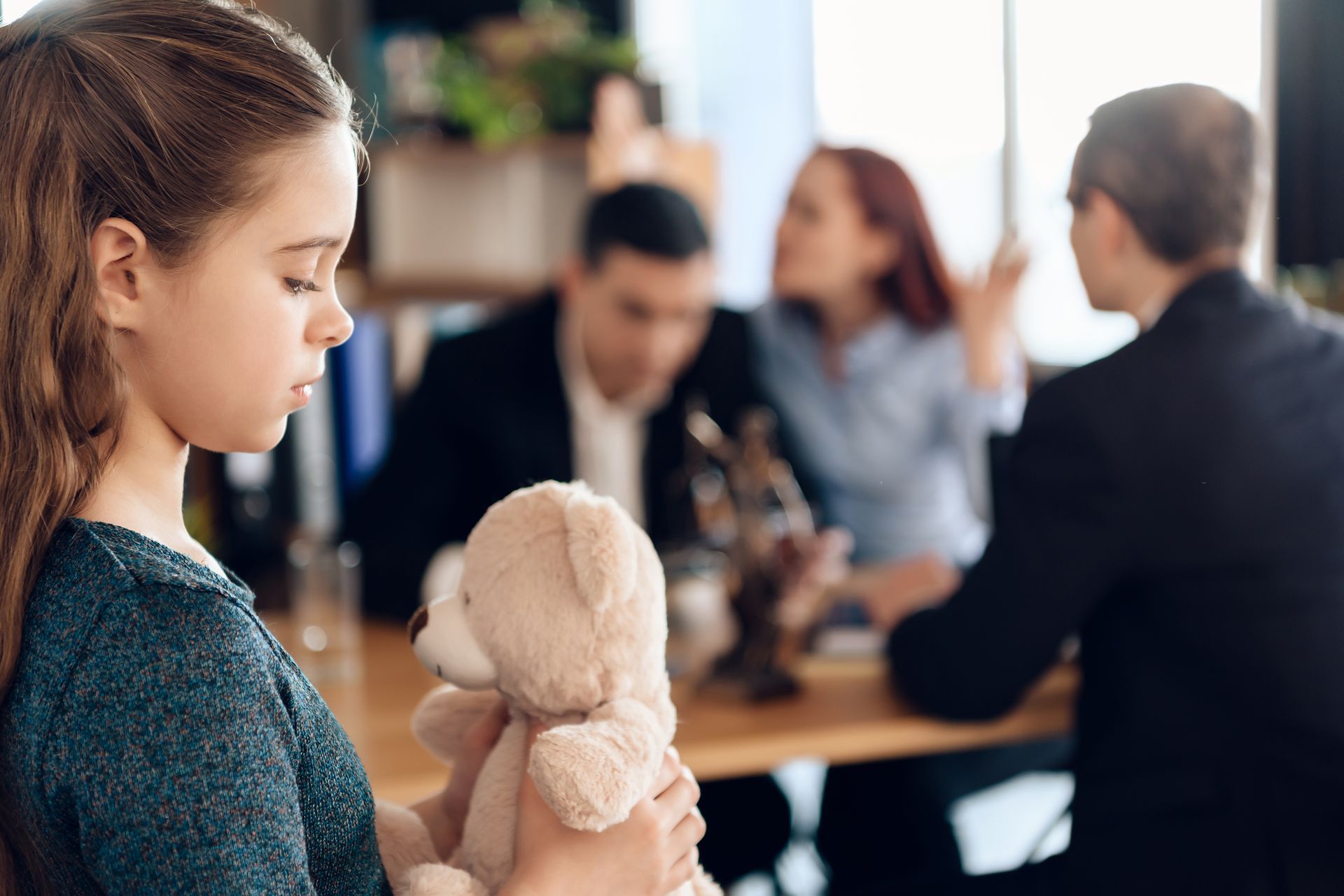 Une enfant et sa peluche