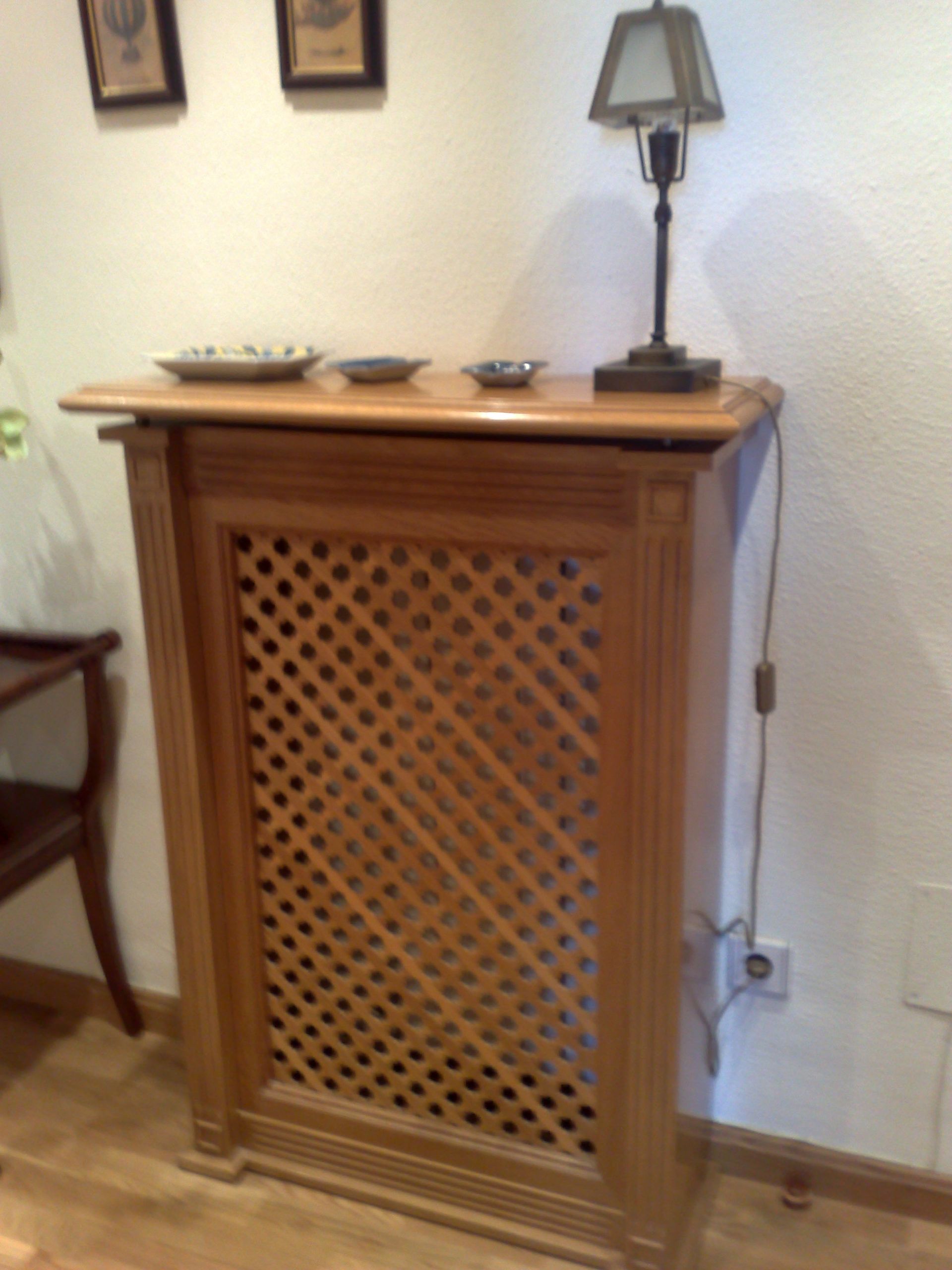 Un armario de madera con una lámpara encima.