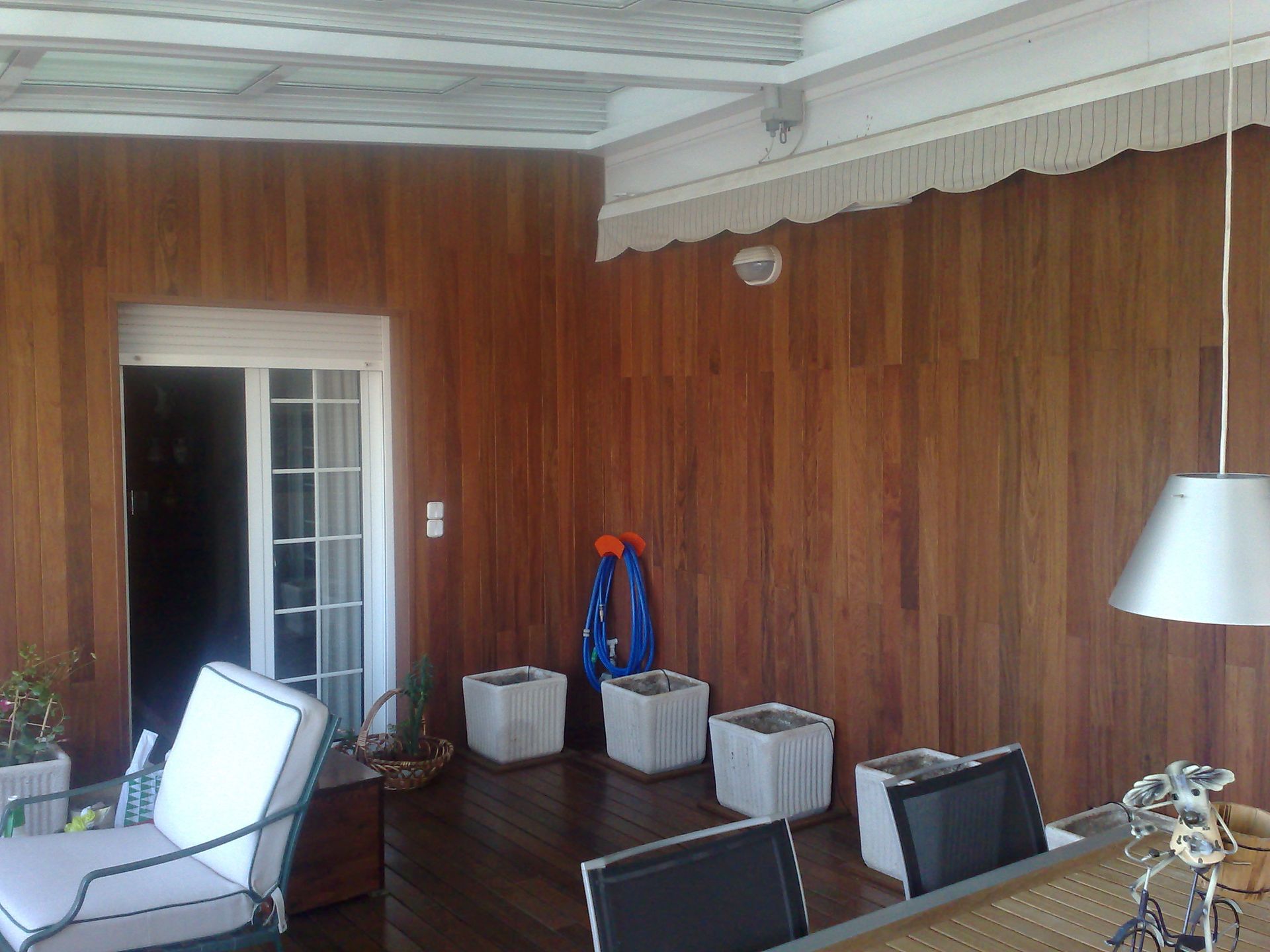Una habitación con paneles de madera y una mesa y sillas.