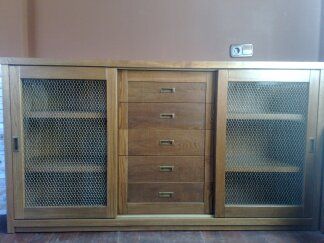 Un armario de madera con puertas corredizas de vidrio y cajones en una habitación.
