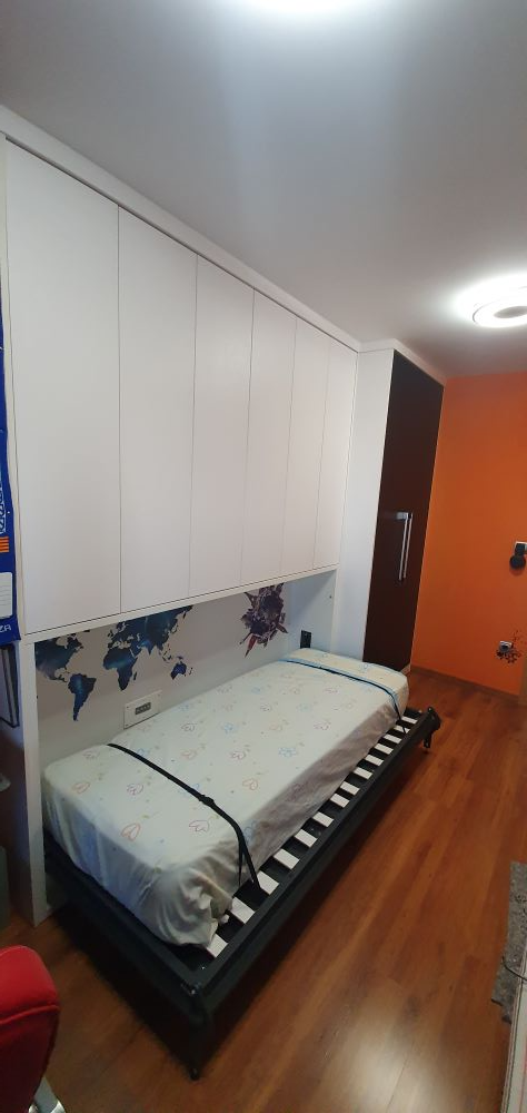Una cama con un colchón debajo en un dormitorio.