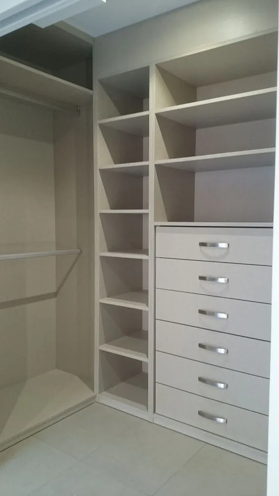 Un vestidor con muchos estantes y cajones.