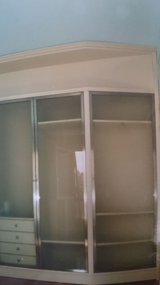 Una imagen de un armario con puertas corredizas de vidrio.