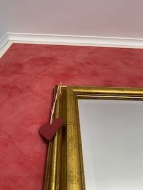 malwerk malerbetriebe GmbH Rote Wand mit goldenem Rahmen