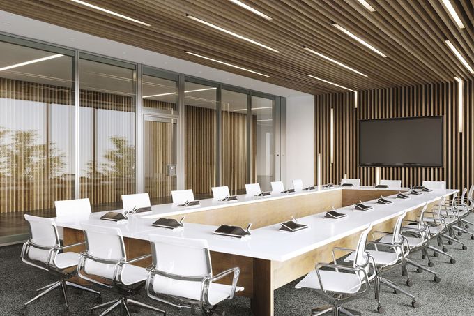 Moderner Konferenzraum mit einem langen weißen Tisch, weißen Stühlen und einer großen Leinwand.