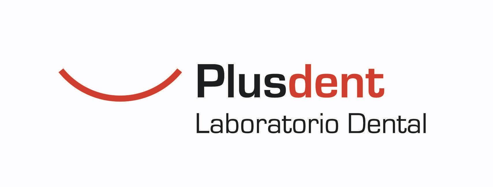Logotipo para el laboratorio dental Plusdent, con una sonrisa roja encima del nombre de la empresa.